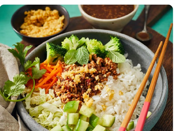 Asia-Bowl mit Gurke & Erdnuss